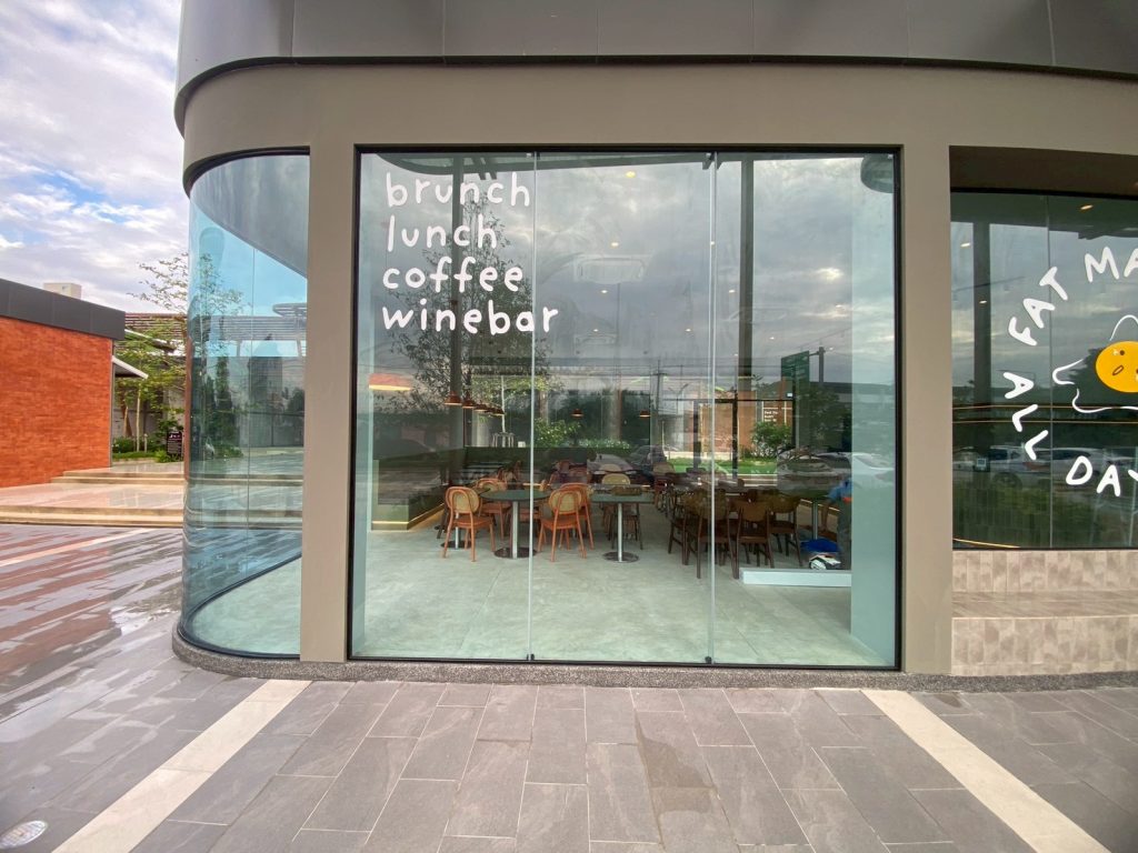 ติดฟิล์มร้านกาแฟ FAT MAISON ALL DAY CAFE ปทุมธานี / MAXGUARD SC70